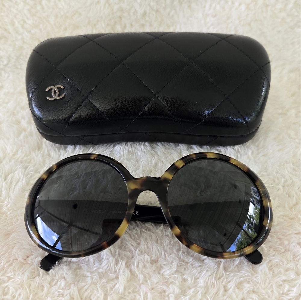 Vintage CHANEL Round Tortoise Sunglasses with Black Leather Case - Picture 2 of 9
